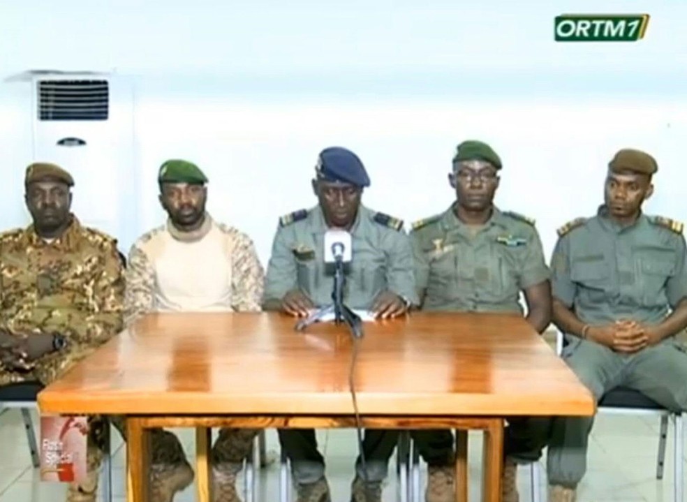 Militares que tomaram o poder no Mali prometeram nesta quarta-feira (19) organizar novas eleições  — Foto: ORTM / AFP