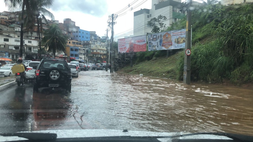 Chuva causa transtornos em Salvador — Foto: Redes Sociais