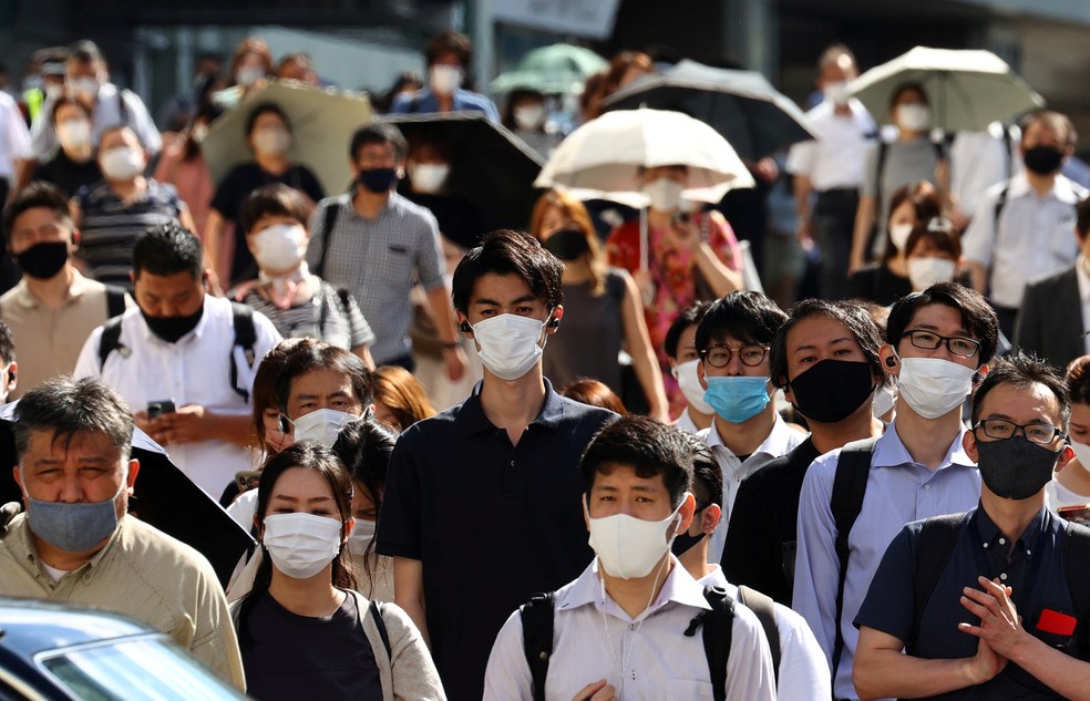 Pessoas usam máscaras de proteção contra a Covid-19 em Tóquio, capital do Japão, em 6 de agosto de 2021 — Foto: Kim Kyung-Hoon/Reuters