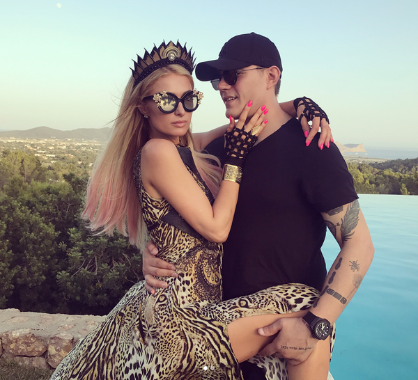 A celebridade Paris Hilton com seu novo namorado (Foto: Instagram)