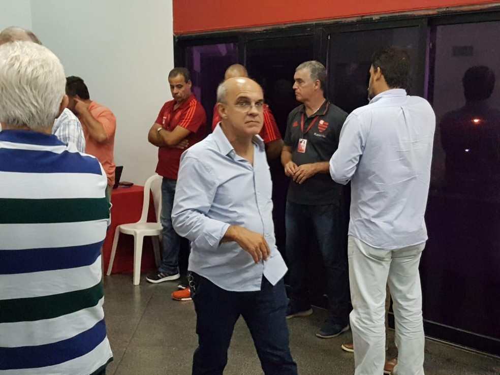 Eduardo Bandeira de Mello chega para votação  — Foto: Marcelo Baltar