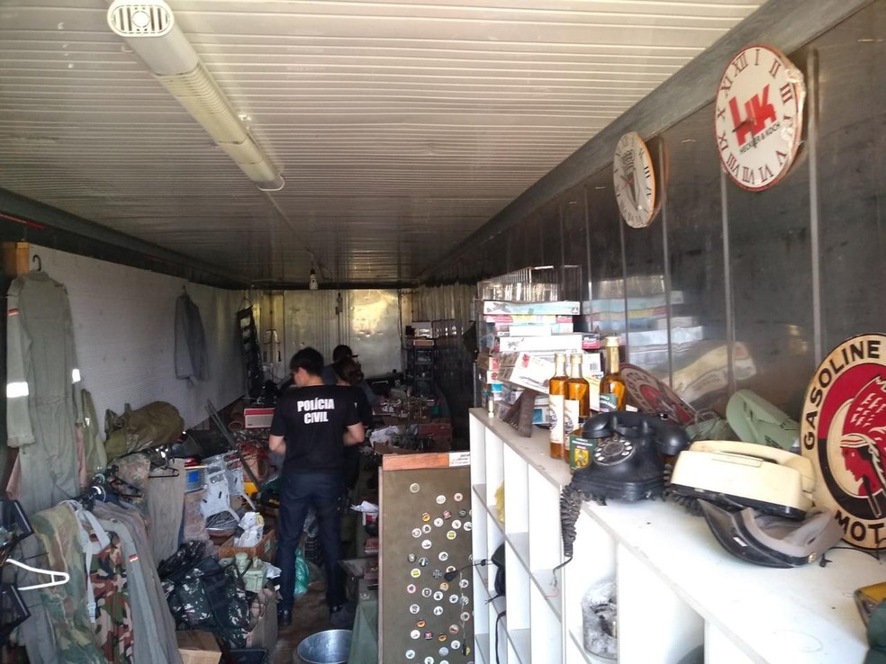 Polícia Civil durante cumprimento de mandado de busca e apreensão em Timbó em 2 de setembro — Foto: Polícia Civil/Divulgação