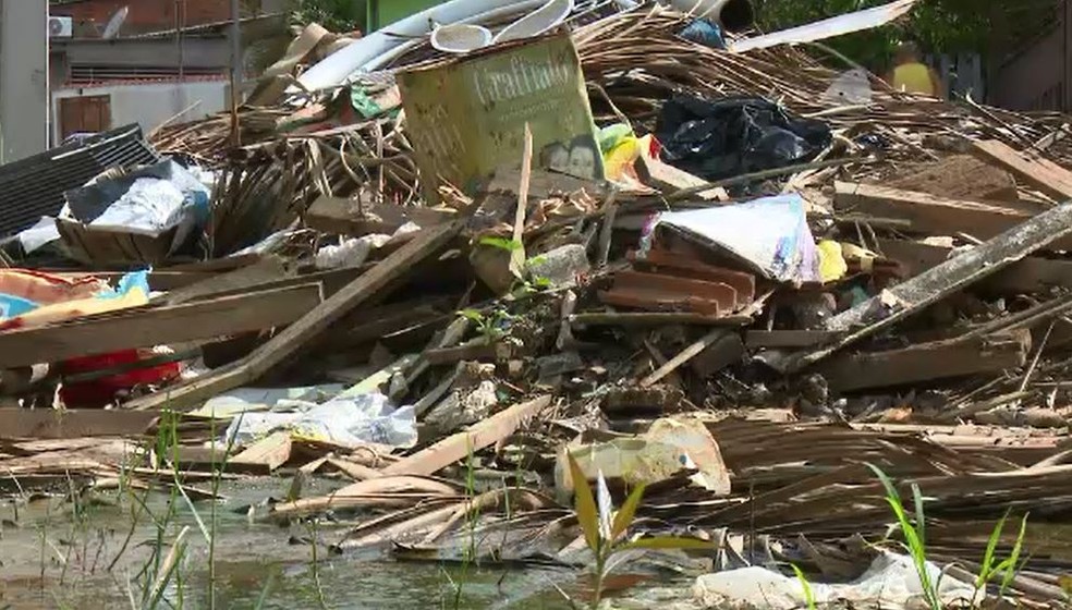 Moradores dizem que entulhos foram deixados na frente de casas para serem retirados pela prefeitura há 4 meses (Foto: Reprodução/Rede Amazônica Acre)