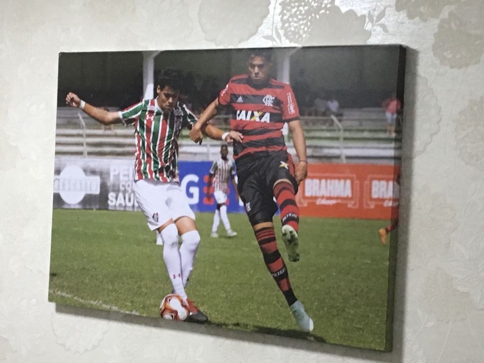 Quadro na sala de casa retrata o duelo em campo entre os irm&atilde;os. Nos primeiros cl&aacute;ssicos, dois empates &mdash; Foto: Marcelo Baltar