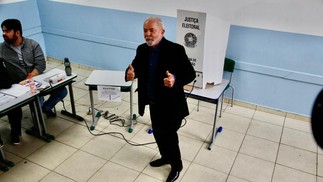 Lula faz sinal de positivo ao votar em São Bernardo do Campo — Foto: Edilson Dantas