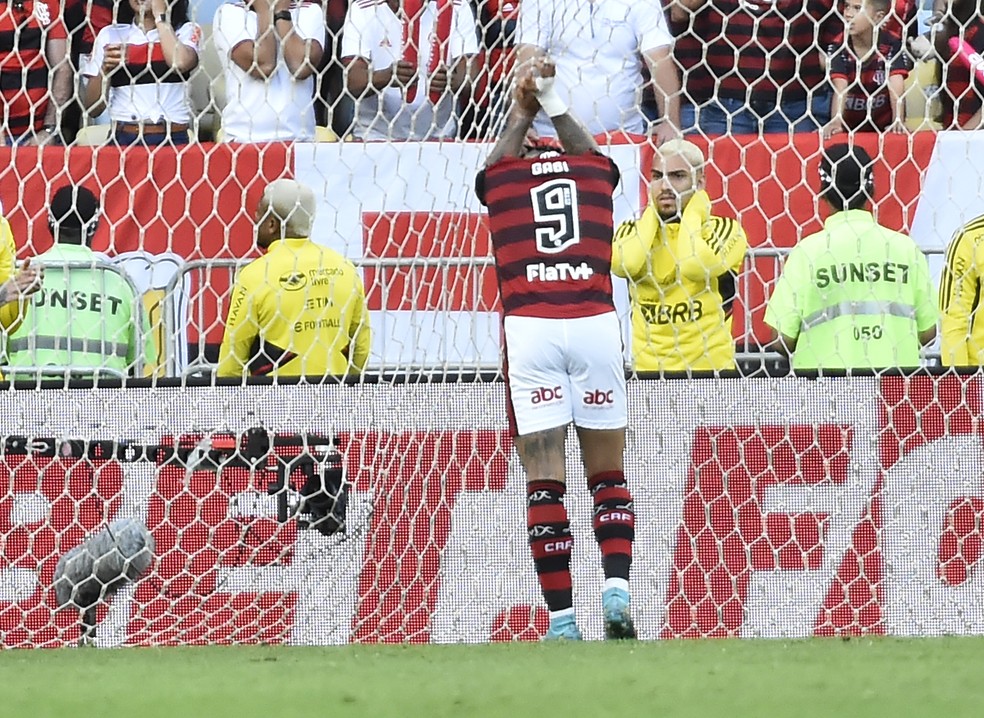 Dificuldade em confrontos diretos no G-7 explica distância do Flamengo do topo do Brasileirão