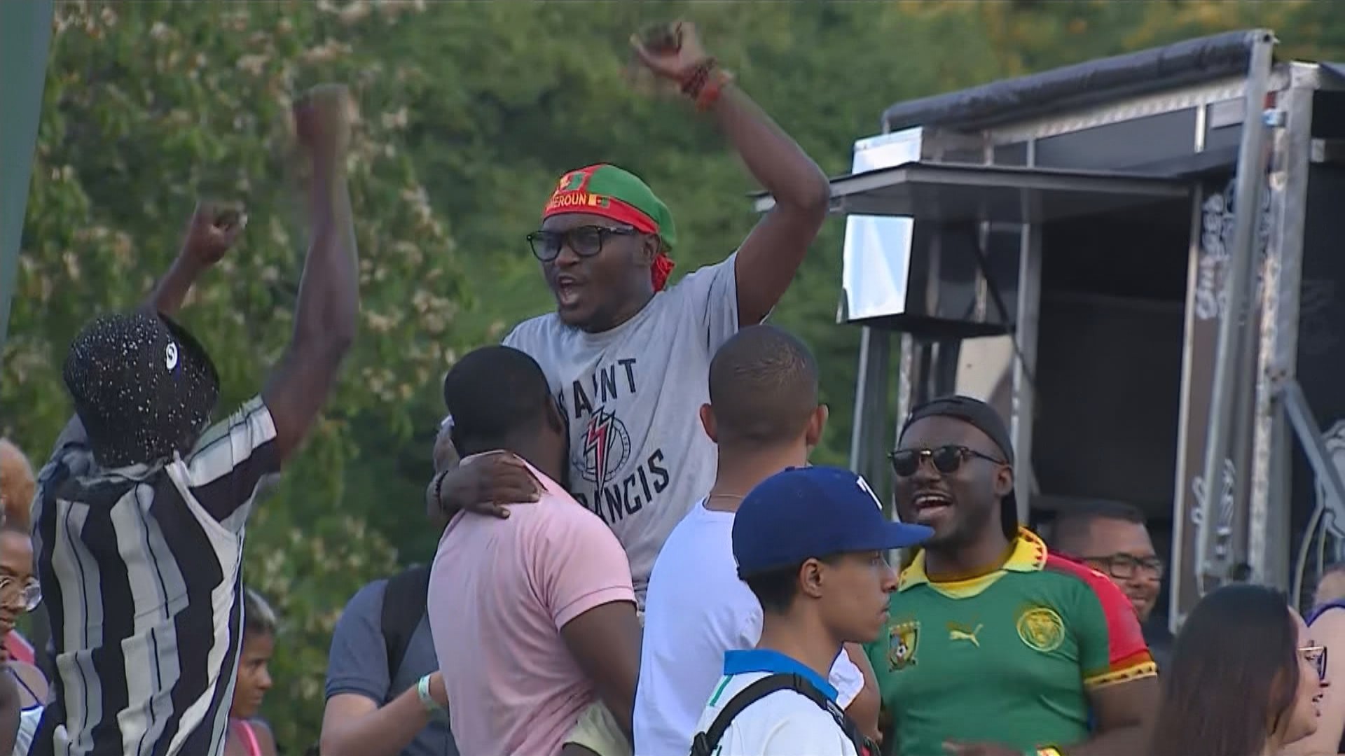 FOTOS: torcedores de Camarões comemoram vitória contra Brasil na orla do Guaíba em Porto Alegre