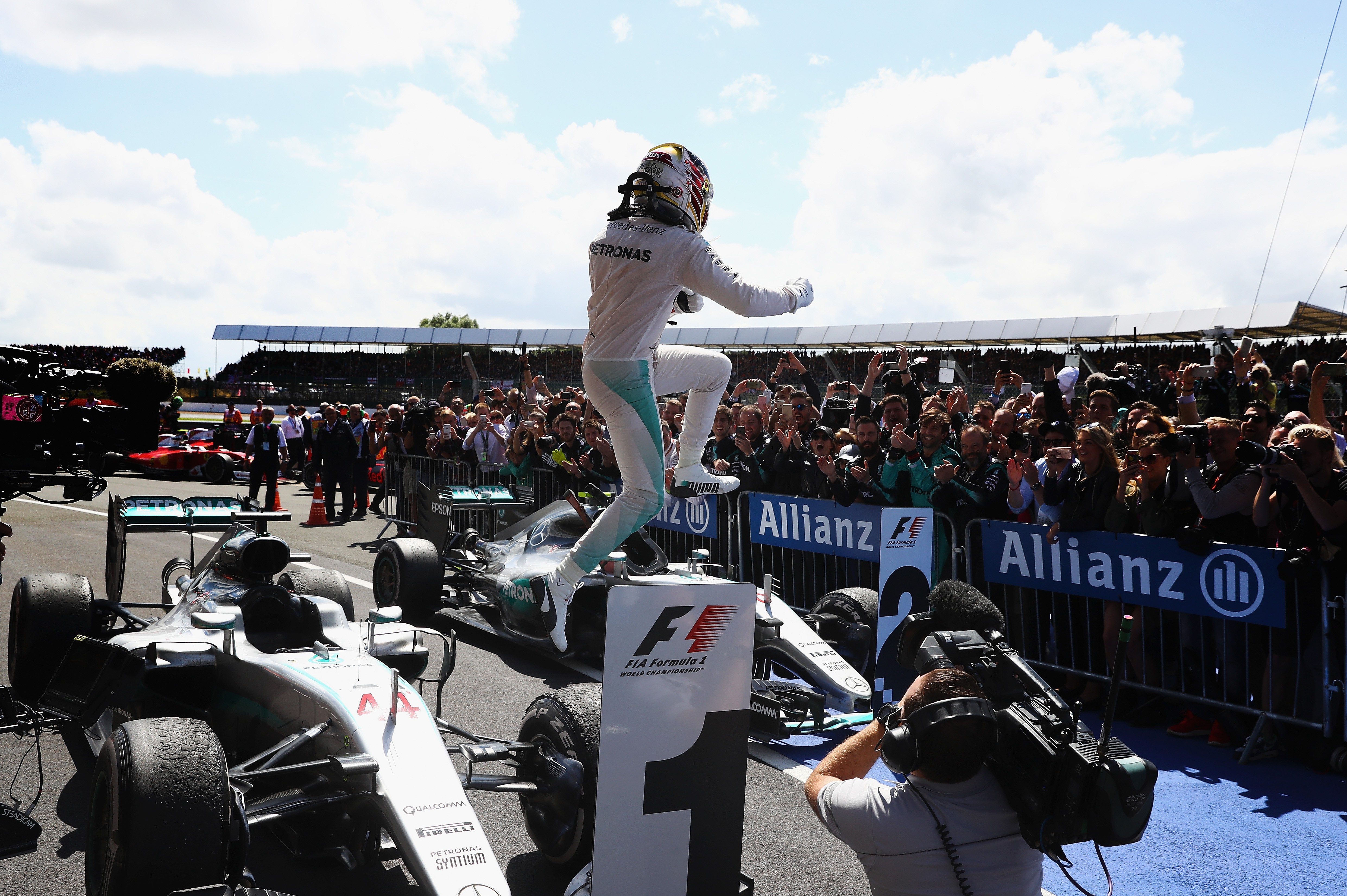 Lewis Hamilton comemora vitória no GP de Silverstone (Foto: getty images)