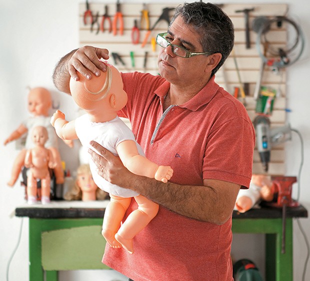 Bartolomeu Alencar, restaurador de brinquedos (Foto: Raoni Maddalena)