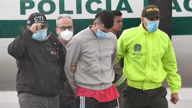 Wender Scott Carrillo, suspeito de atirar em Pecci, capturado pela polícia colombiana (Foto: GETTY IMAGES via BBC)