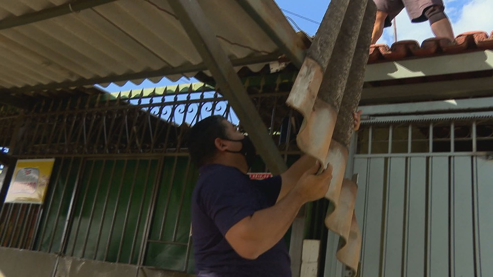 Casas destelhadas após vendaval, no Setor O, em Ceilândia, no DF — Foto: TV Globo / Reprodução