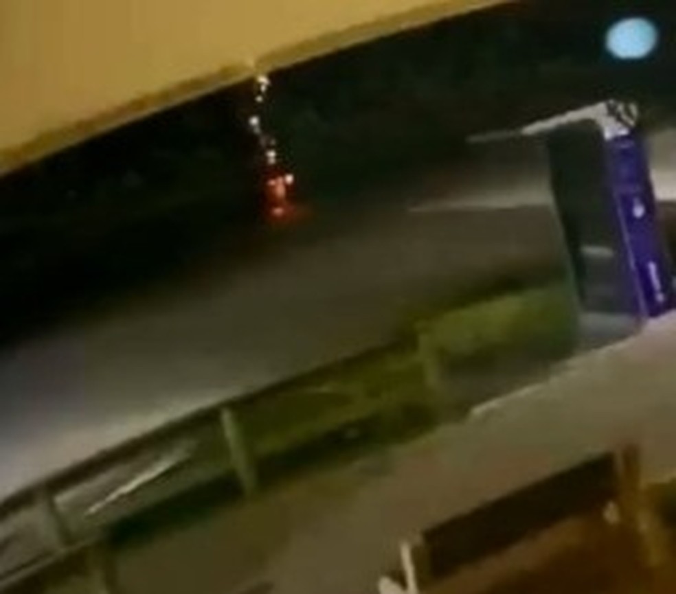 Vídeo mostra momento em que homem é atingido por raio em Itapema — Foto: Reprodução/ NSC TV