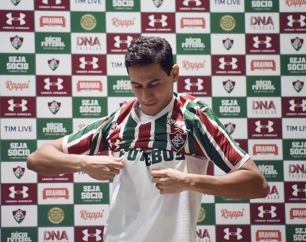 Ganso veste a camisa do Fluminense na apresentação — Foto: André Durão / GloboEsporte.com