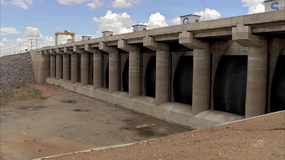 Maior açude do Ceará, responsável pela abastecimento da Região Metropolitana, Castanhão está em volume morto (Foto: Reprodução/TV Verdes Mares)