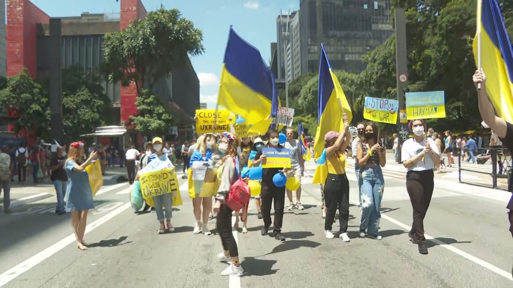 Protesto contra a invasão da Rússia à Ucrânia na Avenida Paulista, em São Paulo, neste domingo (6) — Foto: Reprodução/GloboNews