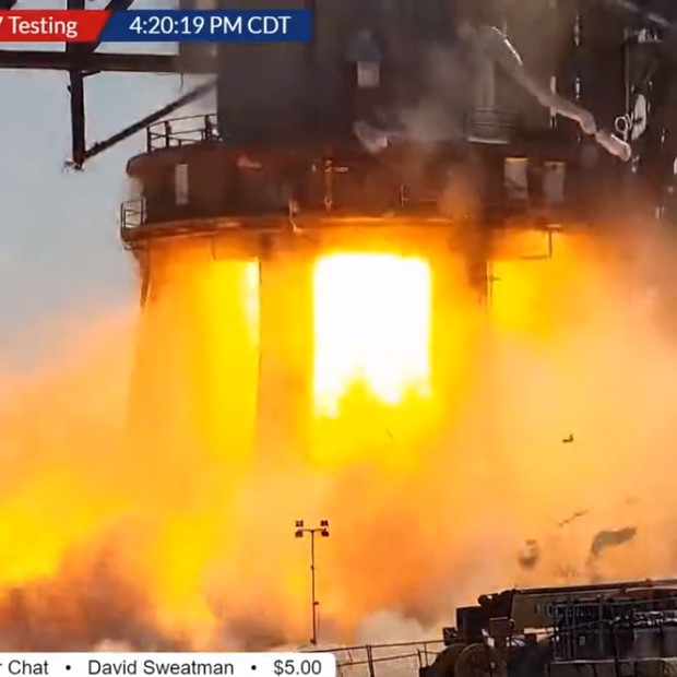 Momento em que foguete da SpaceX pega fogo (Foto: Reprodução/Twitter)