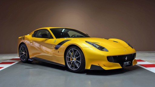 Ferrari F12TDF 2016 (R$ 4,7 milhões): com apenas 1200 km rodados, o carro é o único na cor amarela "de três camadas"(Foto: Reprodução)