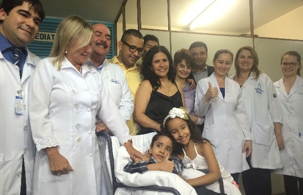 Funcionários se despedem do gêmeo siamês separado Heitor Brandão em hospital de Goiânia, Goiás (Foto: Paula Resende/ G1)