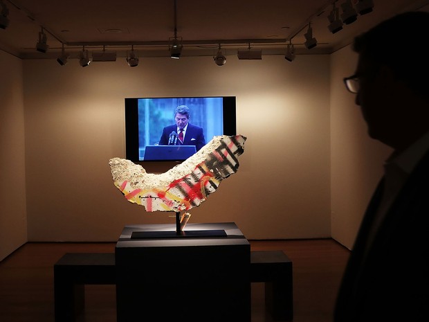 Pedaço do muro de Berlim que pertenceu a Ronald Reagan foi vendido por mais de US$ 277 mil em leilão (Foto: Spencer Platt/Getty Images/AFP)