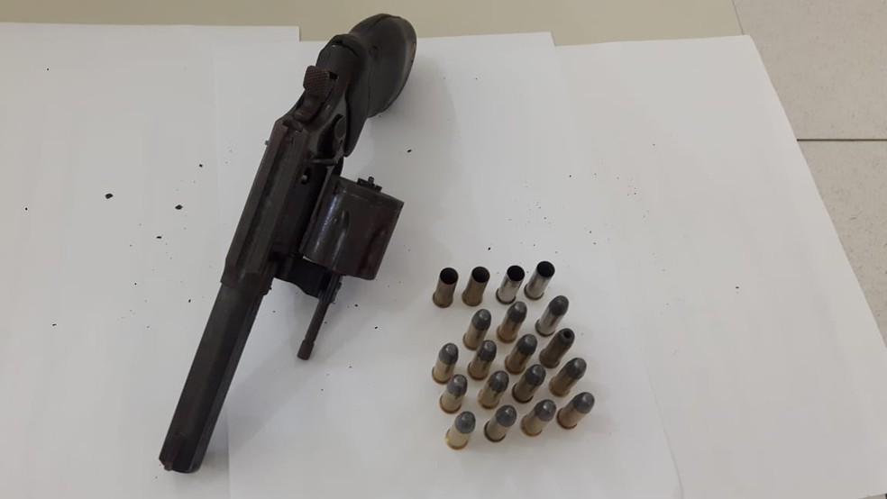 RevÃ³lver foi apreendido com o suspeito dentro de um guarda-roupa (Foto: PolÃ­cia Militar/DivulgaÃ§Ã£o)