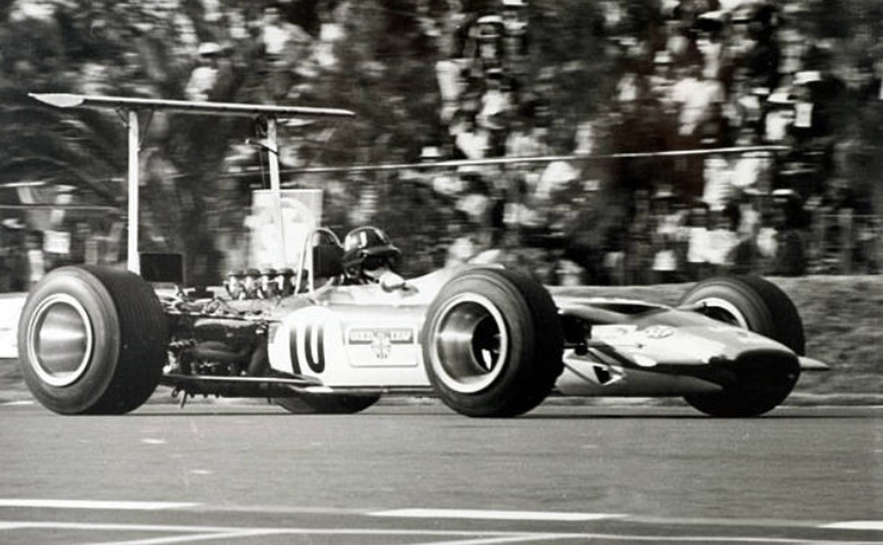 Hill acelerando sua Lotus 49 no México, em 1968 — Foto: Getty Images
