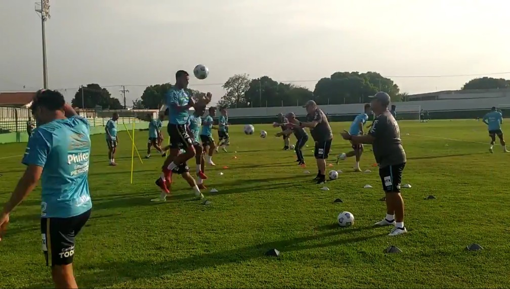 Jogadores do Santos durante atividade em Cuiabá — Foto: Reprodução/Twitter