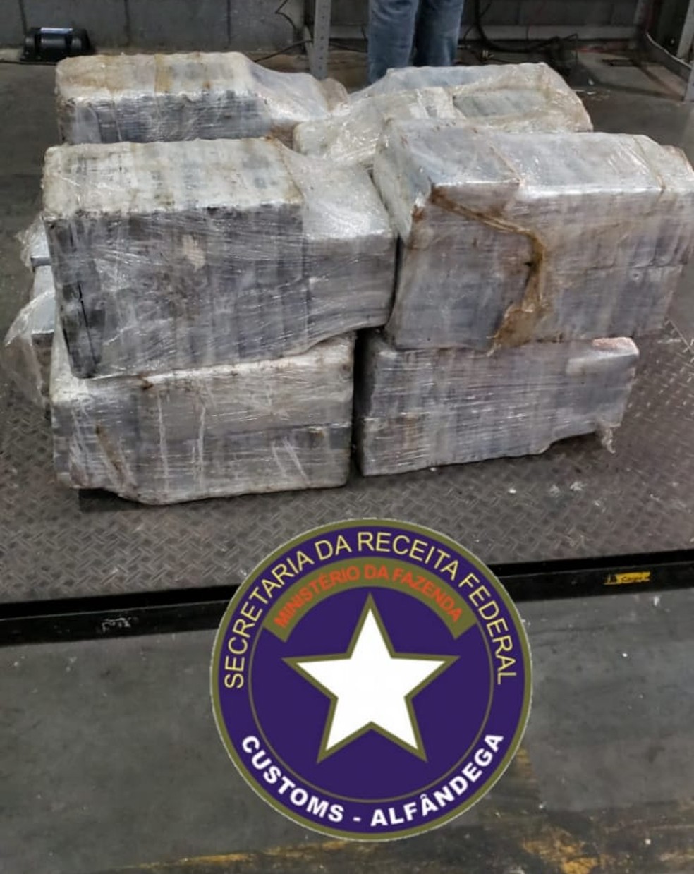 De acordo com a Receita, carga tinha 304 kg de droga escondidos — Foto: Divulgação/RFB