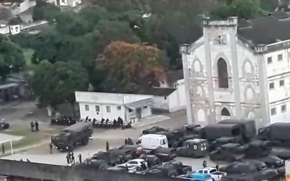 Carros das Forças Armadas no pátio da unidade na manhã desta sexta — Foto: Reprodução / TV Globo