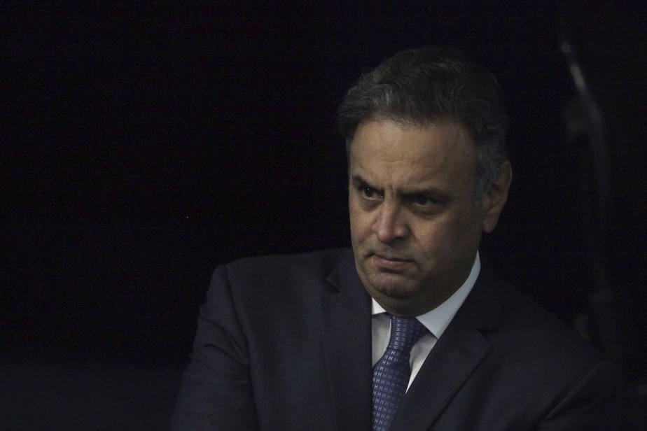 Senado adia para 17 de outubro votação sobre afastamento de Aécio