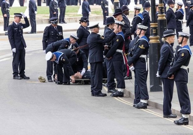 Policial desmaia durante funeral (Foto: Reprodução/Redes sociais)