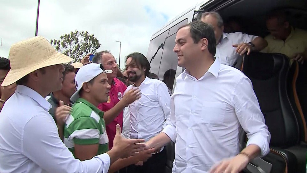 Candidato Ã  reeleiÃ§Ã£o em Pernambuco, governador Paulo CÃ¢mara fez campanha em SÃ£o Joaquim do Monte, neste domingo (2) (Foto: ReproduÃ§Ã£o/TV Globo)