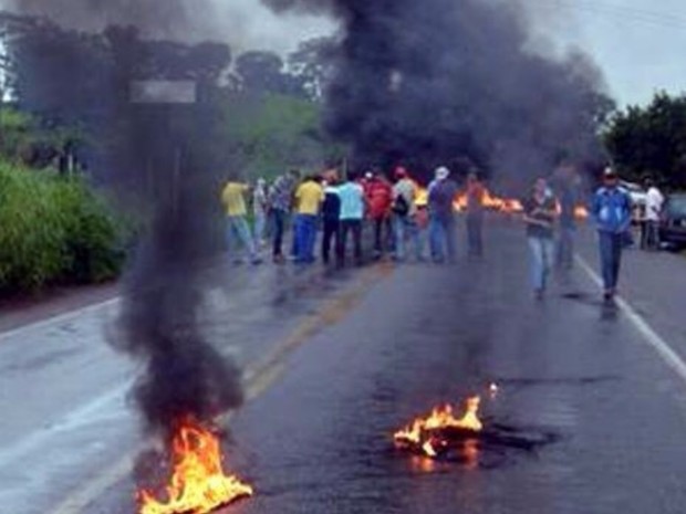 Manifestantes do MST bloqueiam BR-153 durante protesto próximo a Rialma, Goiás (Foto: Divulgação/PRF)