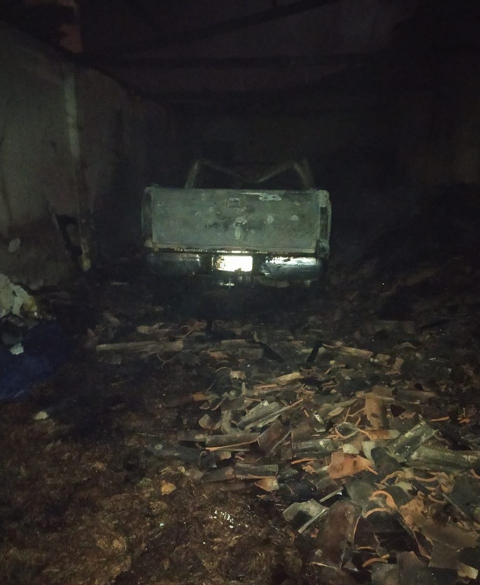 Incêndio atingiu galpão de fumo e parte do telhado em Arapiraca, AL — Foto: Ascom/ bombeiros