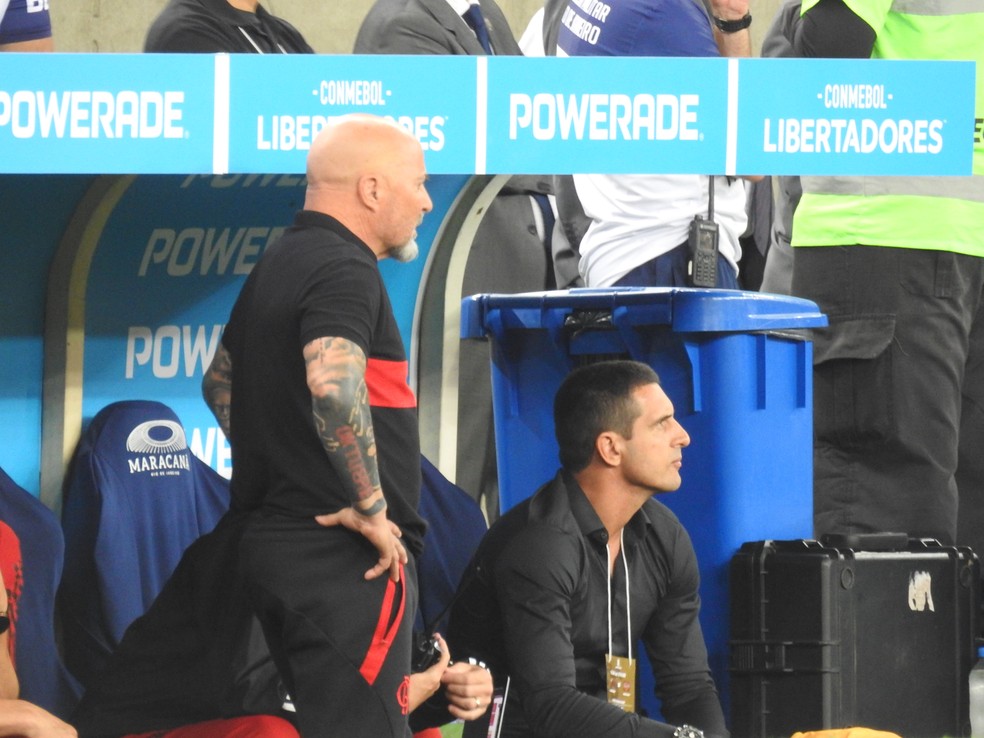 Sampaoli em p&eacute; diante de sua comiss&atilde;o t&eacute;cnica. O argentino dificilmente parava em Flamengo x &Ntilde;ublense &mdash; Foto: Fred Gomes