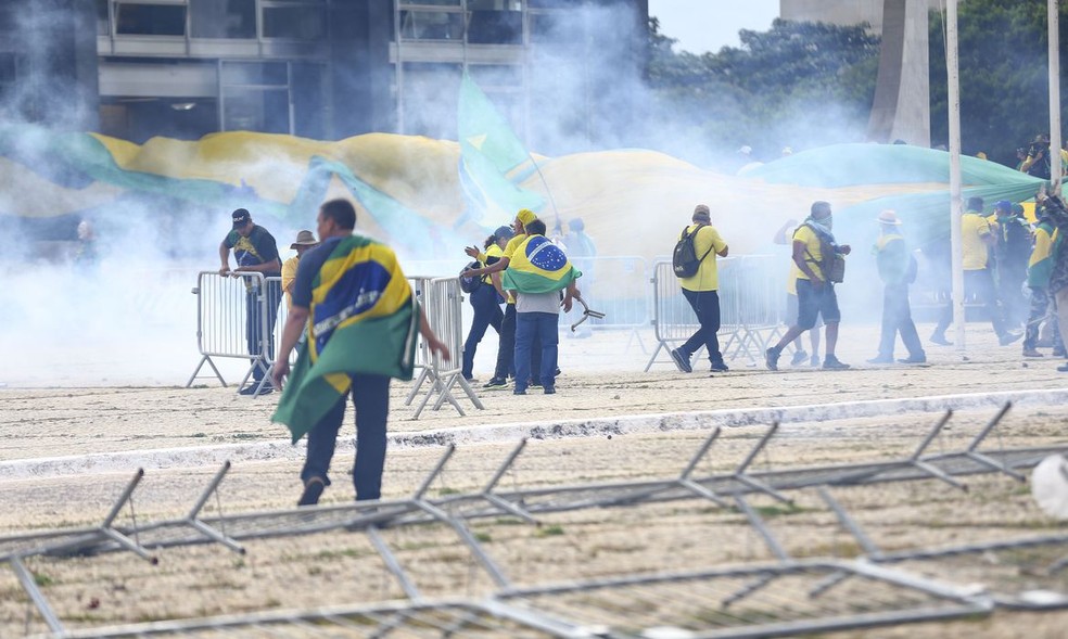Bolsonaristas durante confronto com a polícia em atos terroristas contra os 3 Poderes em Brasília — Foto: Marcelo Camargo/Agência Brasil