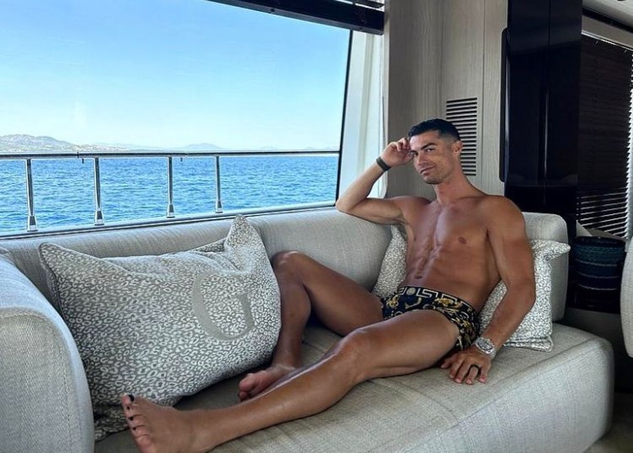Cristiano Ronaldo postou uma foto em seu Instagram nesta segunda com as unhas do pé pintadas de preto