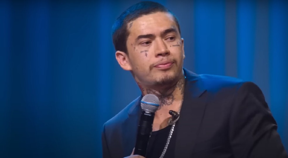 O comediante mistura comédia e reflexões na peça Isso Não é um Culto — Foto: Divulgação/Netflix