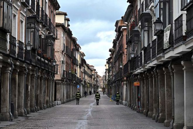 BBC - Na cidade de Alcala de Henares, perto de Madri, policiais fazem a ronda em uma rua vazia. Na Espanha, pessoas estão proibidas de sair de casa, exceto para comprar suprimentos essenciais e medicamentos, ou ir ao trabalho (Foto: FERNANDO VILLAR / EPA via BBC)