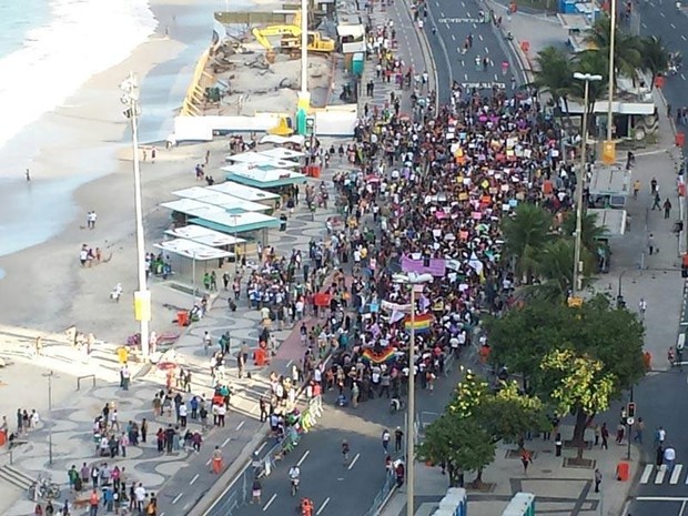 Cerca de mil pessoas caminharam pela orla do Rio neste sábado (Foto: Reprodução/TV Globo)