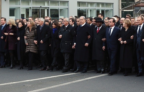 Líderes mundiais se reuniram hoje (11/01) em Paris numa marcha contra o terrorismo e a intolerância (da esquerda para direita): o primeiro-ministro britânico, David Cameron; o primeiro-ministro israelense, Benjamin Netanyahu; o presidente francês, Francois Hollande; e a primeira-ministra da Alemanha, Angela Merkel  (Foto: Dan Kitwood/Getty Images)