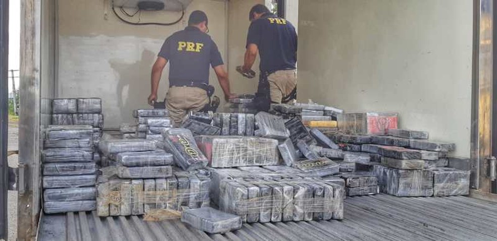  A droga foi encontrada escondida num compartimento oculto, em meio a carga de caixas de isopor. — Foto: Polícia Rodoviária Federal (PRF) / Divulgação 