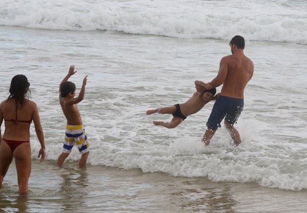 Juliana Paes com o marido e filhos (Foto: AgNews) Juliana Paes com o marido e filhos (Foto: AgNews)