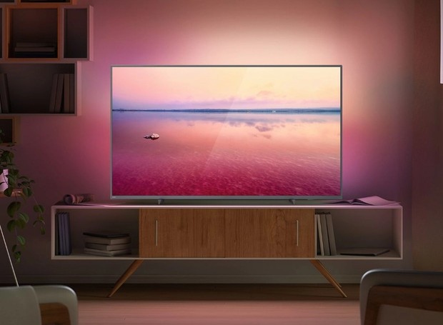 O modelo com resolução 4K UHD, da Philips, com 55 polegadas, tem como destaque o  recurso Ambilight, com luzes de LED em três lados da TV para projetar as cores no ambiente criar uma imersão visual para quem assiste (Foto:  Divulgação/ Shoptime)