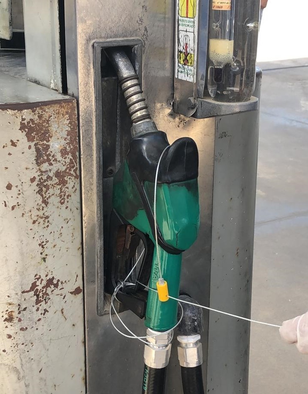 Bomba de posto lacrada em operação da Sefaz em Pilar, AL — Foto: Ascom/Sefaz-AL