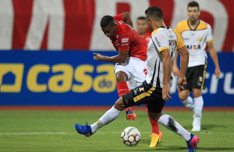 Vila Nova x Criciúma - Série B 2017 (Foto: Cláudio Reis / O Popular)