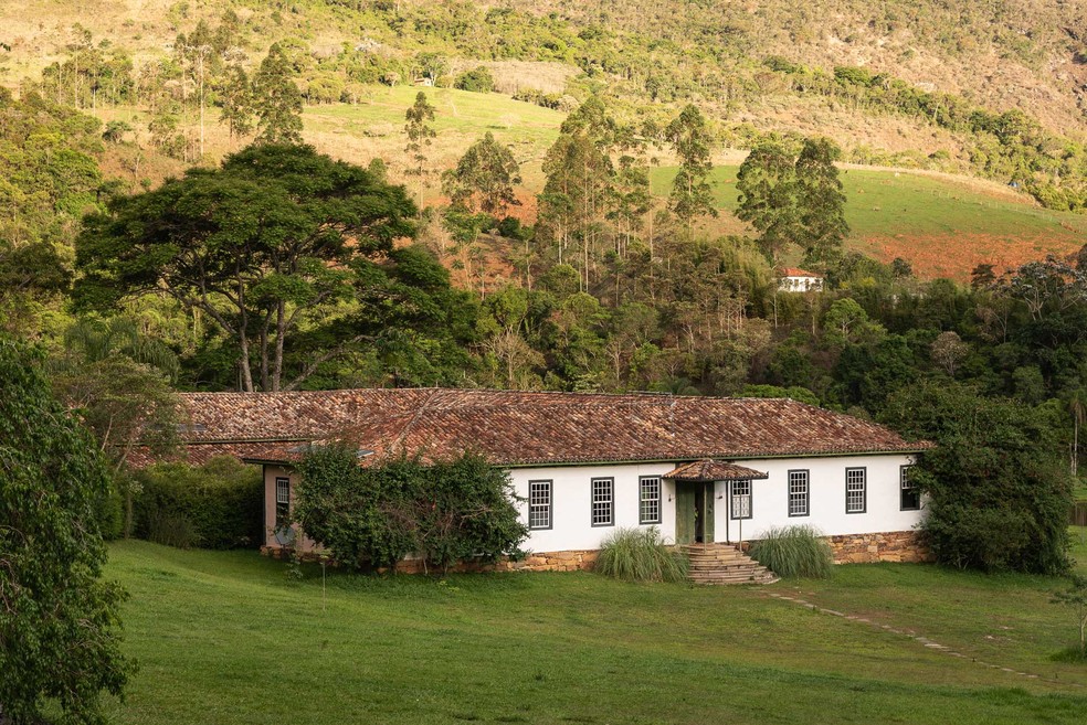 Uma das antigas fazendas compradas pela Comuna do Ibitipoca, que hoje funciona como hotel. — Foto: Vitor Marigo