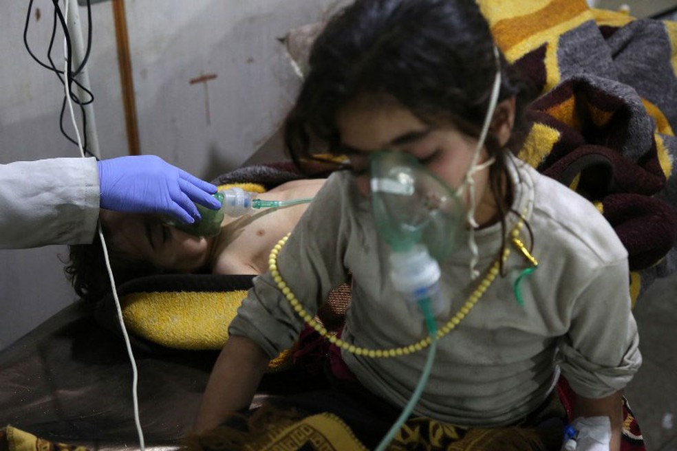 Crianças recebem tratamento em clínica na Síria após sentirem dificuldade para respirar (Foto:  Ammar Suleiman / AFP)