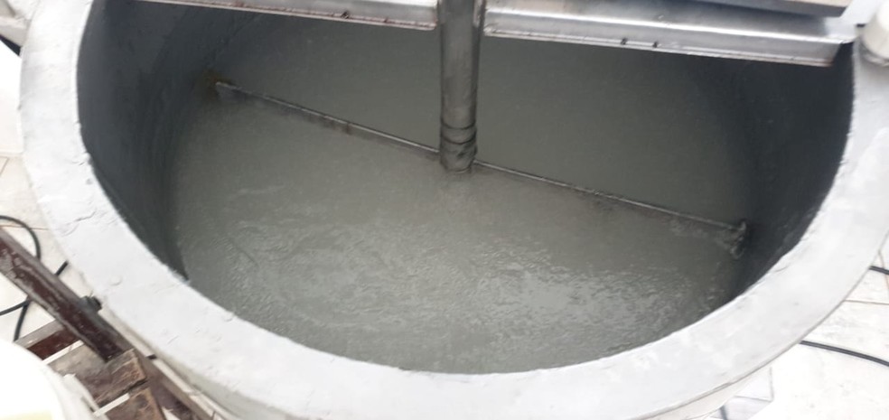 Álcool gel era produzido de forma clandestina em fábrica caseira em Igaci — Foto: PC-AL