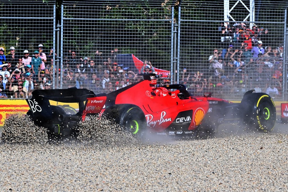 Charles Leclerc causou primeira bandeira amarela no GP da Austrália da F1 2023 — Foto: Paul CROCK / AFP