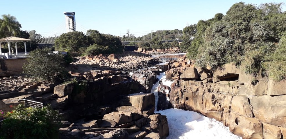 Volume do Rio Tietê em Salto estava bem abaixo do comum — Foto: Prefeitura de Salto/Divulgação